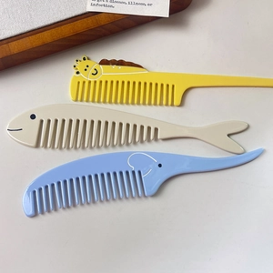 Lot de peignes à cheveux en acétate avec motifs girafe, poisson et éléphant