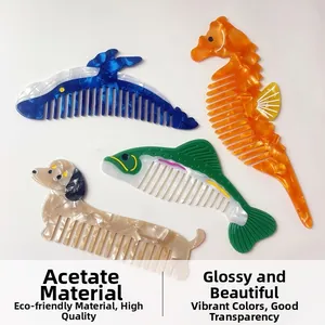 Détails de peignes en acétate brillant aux motifs colorés de baleine et d'hippocampe