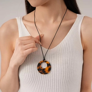 Collana lunga minimalista a U con ciondolo a tartaruga e cordino nero per maglioni
