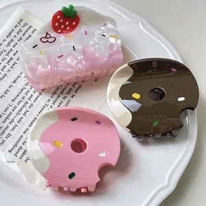 Lot de trois pinces à cheveux en acétate motifs gâteau à la fraise et donut sucré