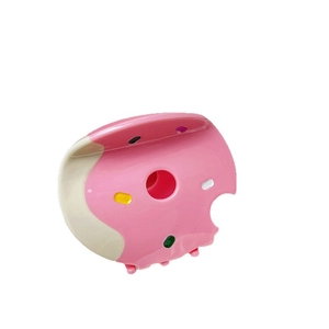 Pince à cheveux design donut rose et beige avec vermicelles colorés sur fond blanc