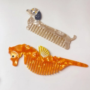 Peignes en acétate en forme de baleine et hippocampe avec texture marbrée chic