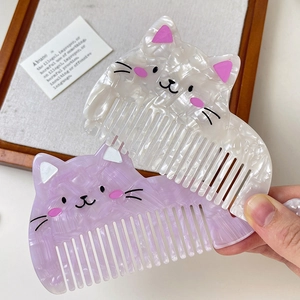 Peigne mignon en forme de chat en acétate blanc perle et lavande avec texture marbrée