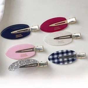 Détail de six barrettes en acétate aux couleurs variées avec marquage doré France Handmade