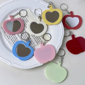 Mini espejo de maquillaje portátil con forma de manzana y llavero en varios colores