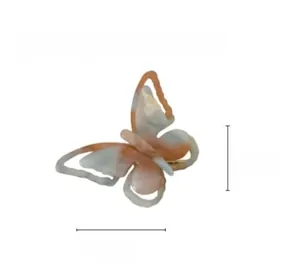 Vue détaillée d'une pince à cheveux papillon en acétate irisé avec dimensions 5,6x4,2cm