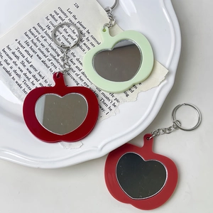 Llavero de espejo elegante en forma de corazón rojo y verde menta para bolsos