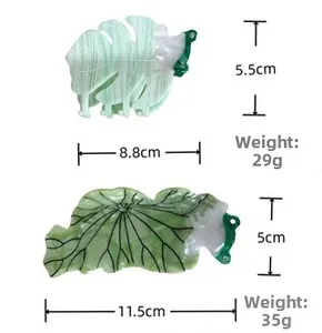Vue détaillée des pinces à cheveux monstera et lotus en acétate avec dimensions précises