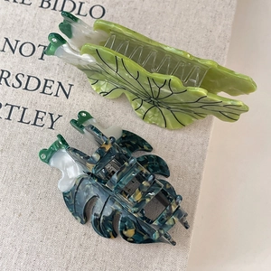 Détails des pinces à cheveux en acétate feuilles de nénuphar et monstera avec strass