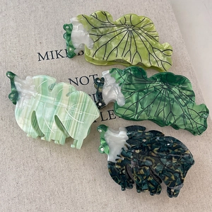 Lot de quatre pinces à cheveux en acétate en forme de feuille de lotus avec strass et marbre