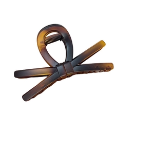 Thickened butterfly hair claw clip with brown tortoiseshell gradient and resin finish