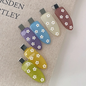 Dolci Fermagli per Capelli in Acrilico a Forma di Fiore 3D Margherita Clip a Becco d'Anatra Donna Ragazze Colore Caramella Senza Traccia Accessori per Capelli