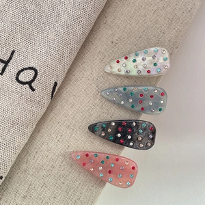 Set di quattro fermagli per capelli in acetato con strass colorati e texture marmorea