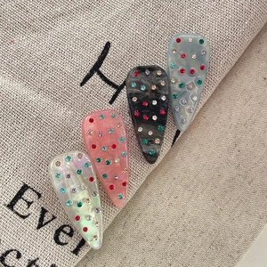 Set di quattro fermagli per capelli a goccia con trama marmorizzata e strass colorati