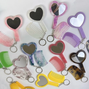 Ensemble porte-clés miroir cœur et mini peigne avec motifs colorés en acétate