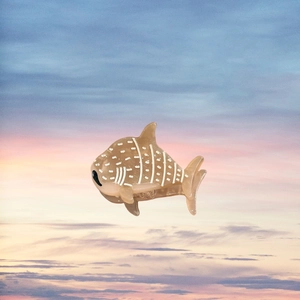 Détail d'une pince à cheveux requin-baleine en acétate avec motifs tachetés au crépuscule