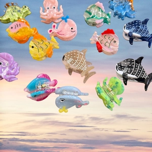 Pinces à cheveux en acétate animaux marins poulpe et baleine sur fond de ciel rose