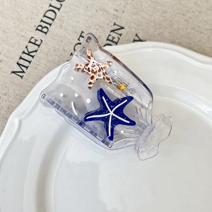 Détail de la pince à cheveux créative thème marin avec étoiles de mer et acrylique