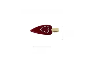 Dettaglio molletta a cuore in acetato rosso con dimensioni 7,3 cm e strass luminosi