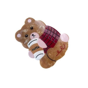 Pince à cheveux ours en acétate marron avec pull à carreaux rouges et tasse de café