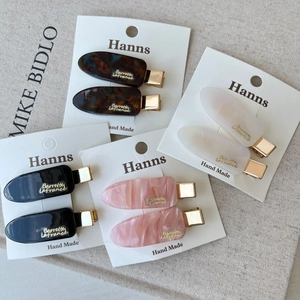 Chic acetate hair clip set in tortoiseshell and marble white with gold barrette details