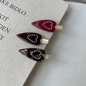 Set di tre fermagli per capelli in acetato con cuori di strass, rosso, marrone e tartaruga