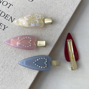 Eleganti mollette per capelli in acetato con strass a cuore in crema, rosa e blu