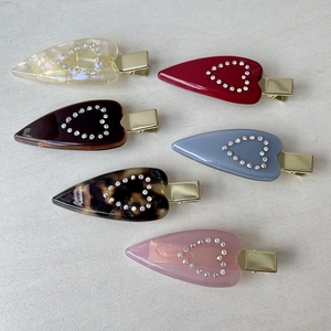 Set di sei fermagli per capelli a forma di cuore in acetato con strass in vari colori
