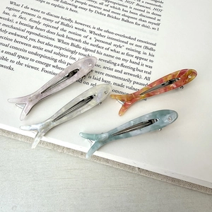 Set of 4 cute Y2K fish-shaped acetate hair clips with marble patterns and rhinestones