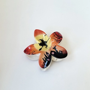 Vue détaillée de la pince à cheveux Halloween en fleur avec motif de sorcière et château