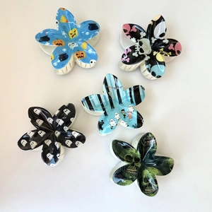 Lot de 5 pinces à cheveux Halloween avec motifs citrouille et crâne sur fond blanc