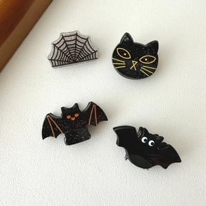 Détails macro de pinces à cheveux Halloween en acrylique avec motifs araignée, chat et chauve-souris