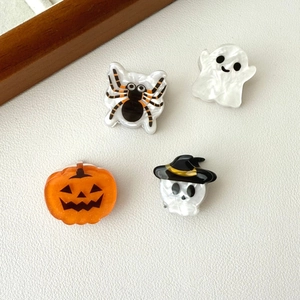 Détail des mini pinces à cheveux Halloween en acrylique avec texture marbrée variée