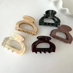Set of 5 minimalist acetate hair claws in marble and solid colors for elegant styling