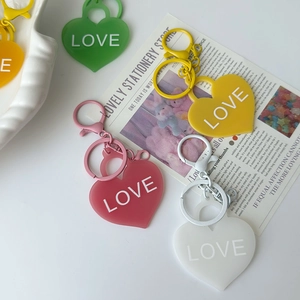 Lot de porte-clés LOVE cœur mat coloré avec anneaux métalliques assortis sur fond blanc