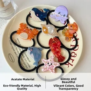 Dettaglio di elastici per capelli in acetato con animali marini e stelle marine