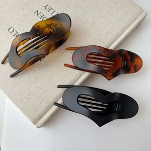 Trois pinces à cheveux coeur minimalistes en ambre, écaille de tortue et noir mat