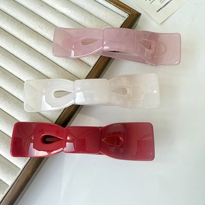 Set di tre mollette per capelli a fiocco lucido in rosa, bianco perla e rosso retrò