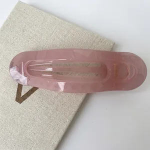 Pince à cheveux ovale rose translucide élégante avec finition brillante pour usage quotidien