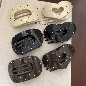 Set de pinzas para el pelo con lunares forma de corazón y óvalo beige negro y café