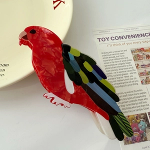 Pinza per capelli a pappagallo colorata in acetato rosso con motivi alari multicolore