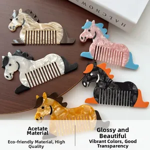 Détail des peignes à cheveux en acétate en forme de cheval dans cinq couleurs sur un plateau