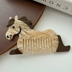 Vue détaillée du peigne en forme de cheval avec texture en acétate marbré chic