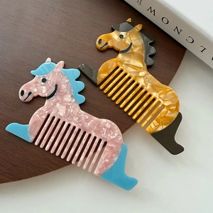 Peignes à cheveux chics en acétate en forme de cheval rose et ambre sur plateau