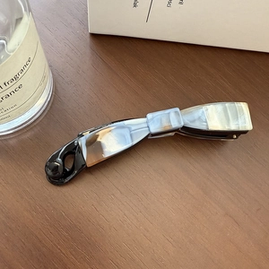 Gros plan d'une pince banane à motif marbré gris sur une table en bois rustique de luxe