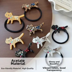 Détails d'accessoires à cheveux en acétate en forme de chat avec texture léopard élégante