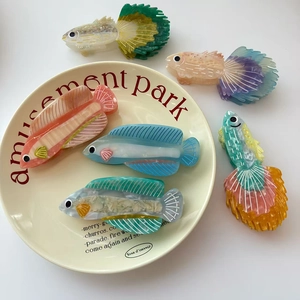 Collection artistique de pinces à cheveux poisson en acétate aux couleurs de l'océan