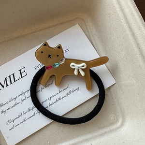 Vue détaillée d'un chouchou chat léopard marron avec collier en cristal sur carte