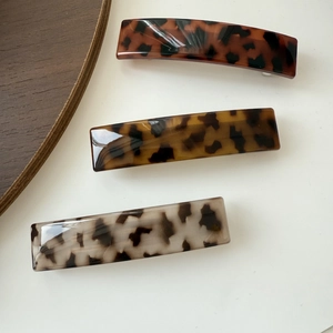 Three-piece set of French vintage leopard pattern acrylic spring hair clips on white background