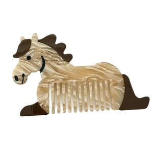 Peigne à cheveux en forme de cheval avec texture marbrée en beige et marron